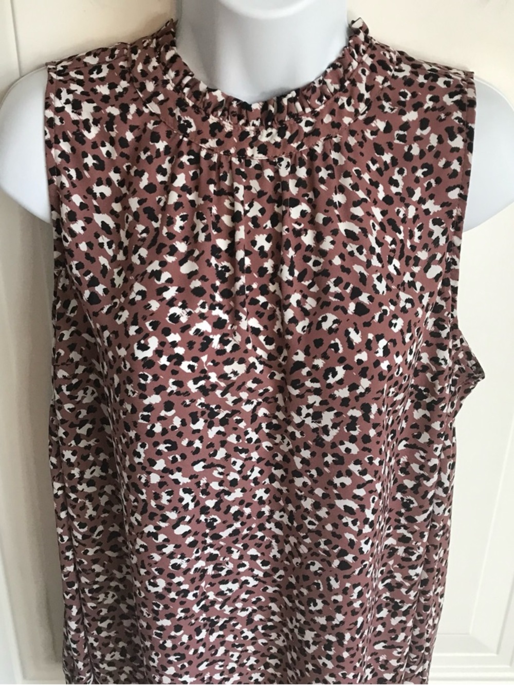 🔴 4/$15 torrid Women’s L Mauve Black Animal Spot Ruffle Mock Neck Tank Top EUC - Picture 5 of 16
